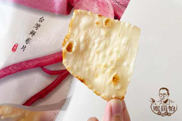 眼鏡伯台灣鮮卷片使用新鮮魷魚烘烤而成的飛卷片