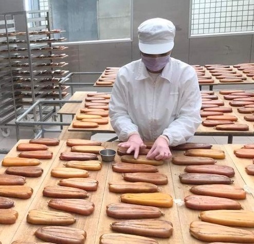 眼鏡伯烏魚子無塵室內處理，過程嚴謹安全衛生