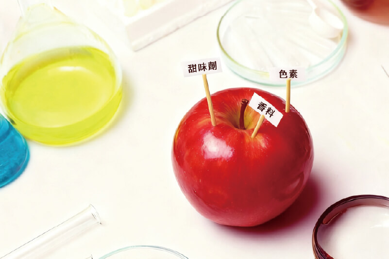 進口果乾與眼鏡伯果乾比較，前者常含防腐劑與甜味劑，後者採無添加製法保留原味與營養。